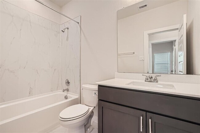 Building Photo - 33115 Oak Hts Pl