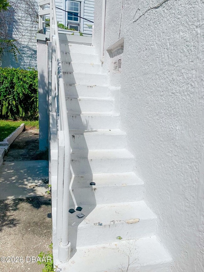 Building Photo - 411 N Oleander Ave