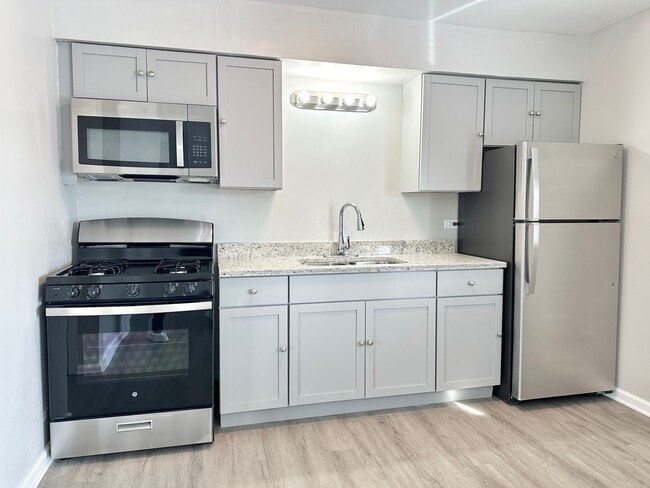 Building Photo - 1721 E Roosevelt Rd