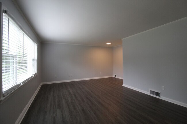 Building Photo - 3 Bedroom 1 Bath Home In Prairie Village