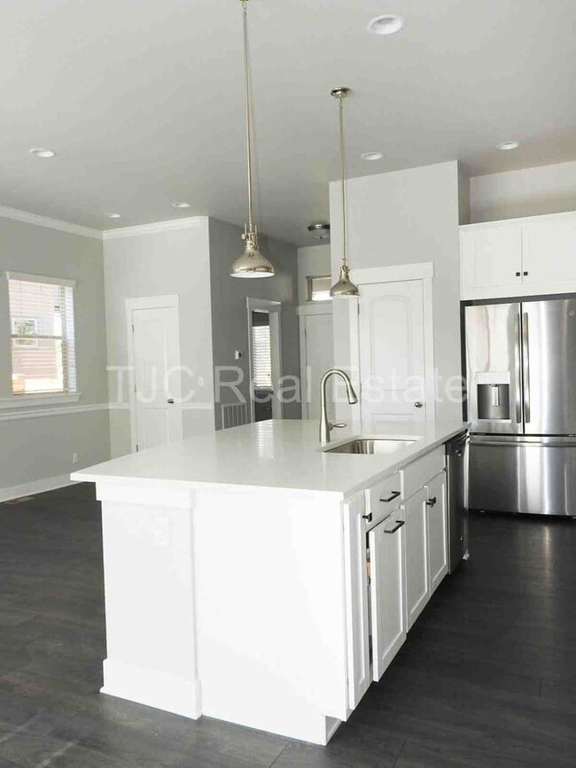 Building Photo - Central Park Home for Rent! Mountain Views!