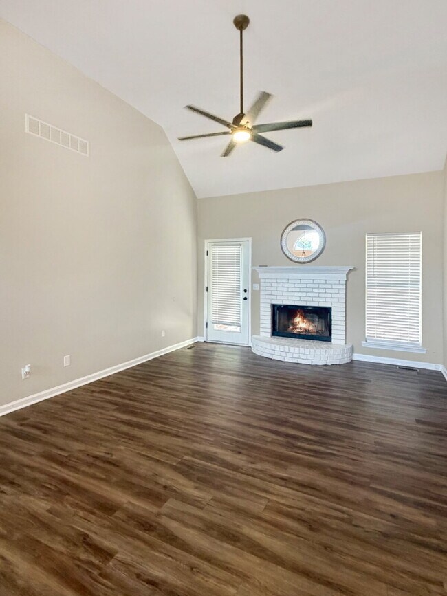 Building Photo - Beautifully Updated 3-Bedroom Home on 1.1 Acres in Gainesville