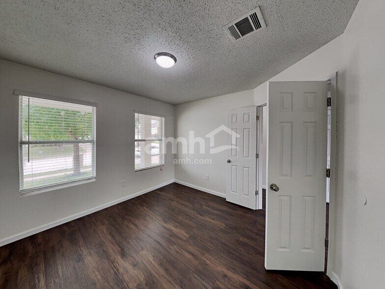Building Photo - 10413 Woodruff Ct