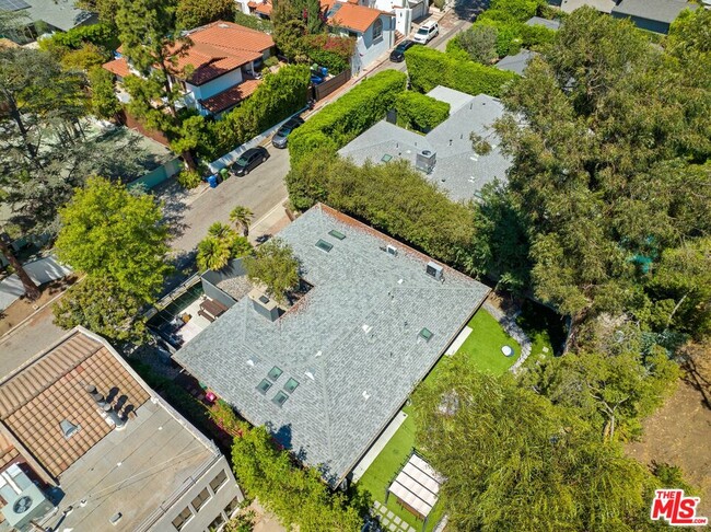 Building Photo - 2820 Nichols Canyon Pl