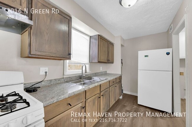 Building Photo - 2016 N Green Rd