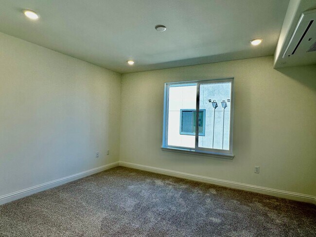 Building Photo - New Luxury Townhouse in Saratoga