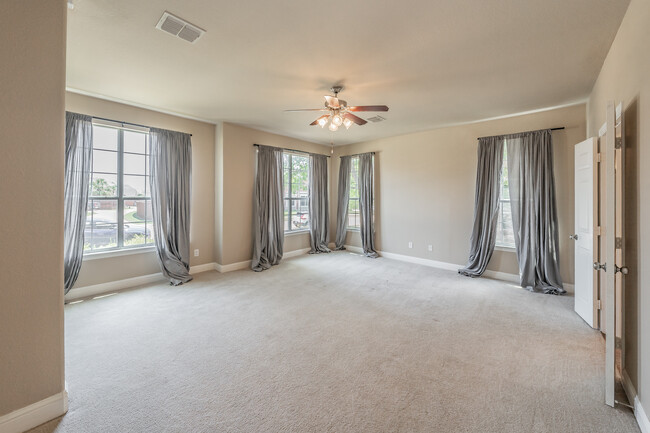 Building Photo - 1605 Buckhorn Dr