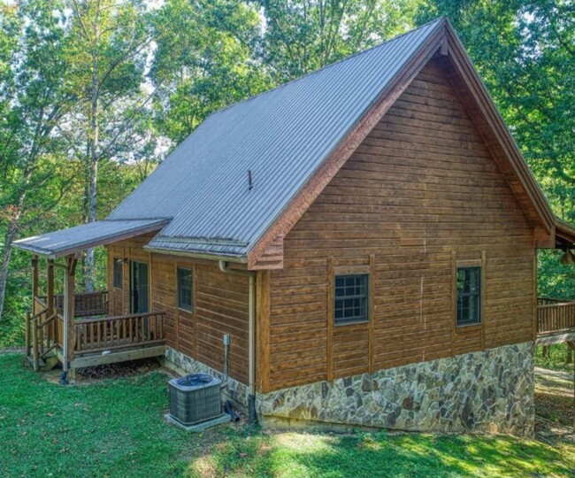 Building Photo - 2 bedroom 1 bath fully furnished log cabin...