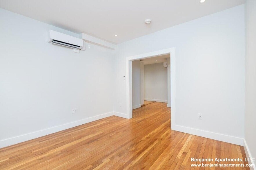 Building Photo - 18 Forest St