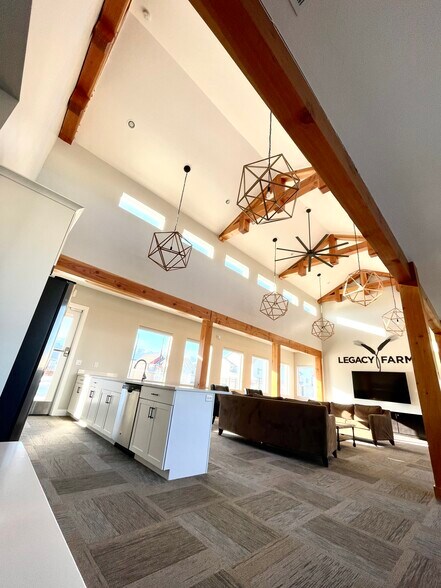Building Photo - 561 S Ravenwood Ln