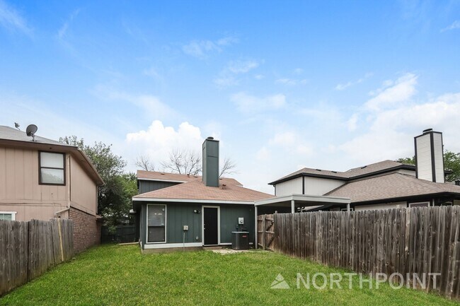 Building Photo - 3 BR/2BA | Updated Single Family Home |  Private backyard | In Dallas!