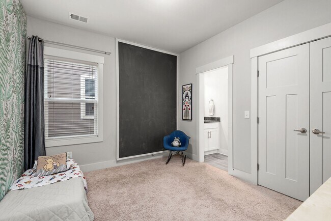 Building Photo - 2223 Burns St