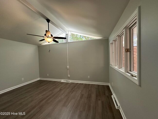 Building Photo - 106 Lake Dr