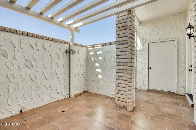 Building Photo - 6201 Escondido Dr