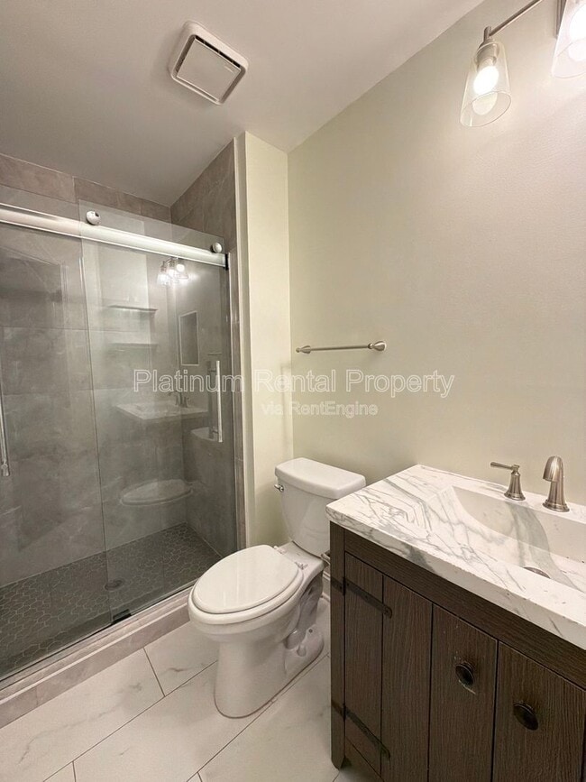 Building Photo - 5975 Waterford Pl