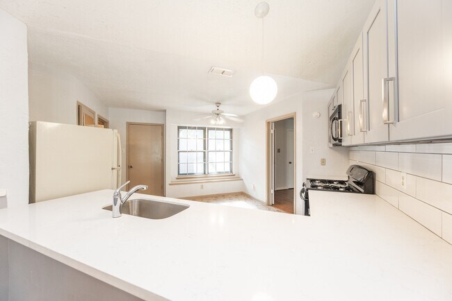 Building Photo - 6818 Brockington Dr
