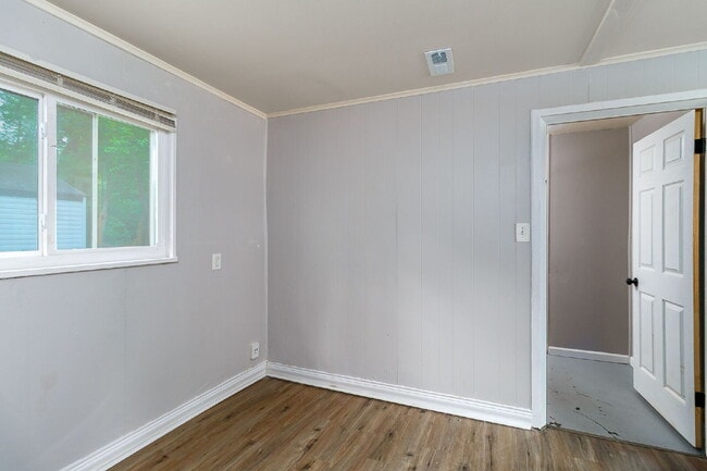Building Photo - "Charming 3-Bedroom Gem with Cozy Living Space in Saint Louis!"