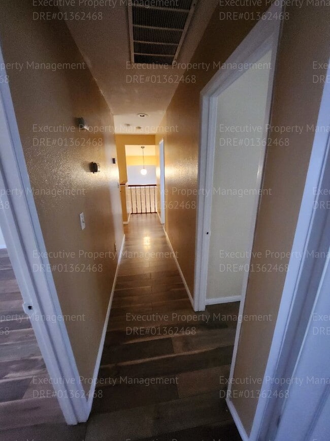 Building Photo - 3 bedrooms /2.5 bath two-story gem boasts ...