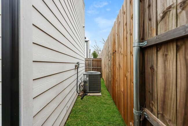 Building Photo - 2216 Dyson St