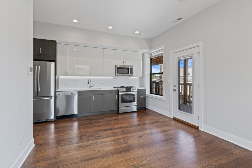 Building Photo - 1472 W Summerdale Ave