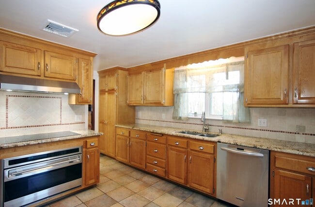 Building Photo - 37 Glen Ave