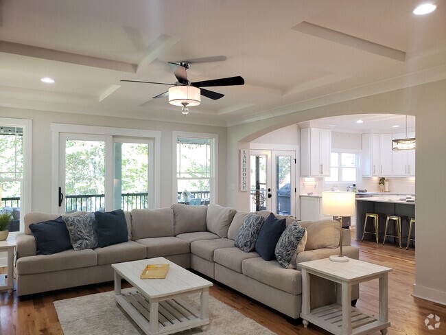 Family room opens to a screened in porch - 463 Lake Wylie Rd