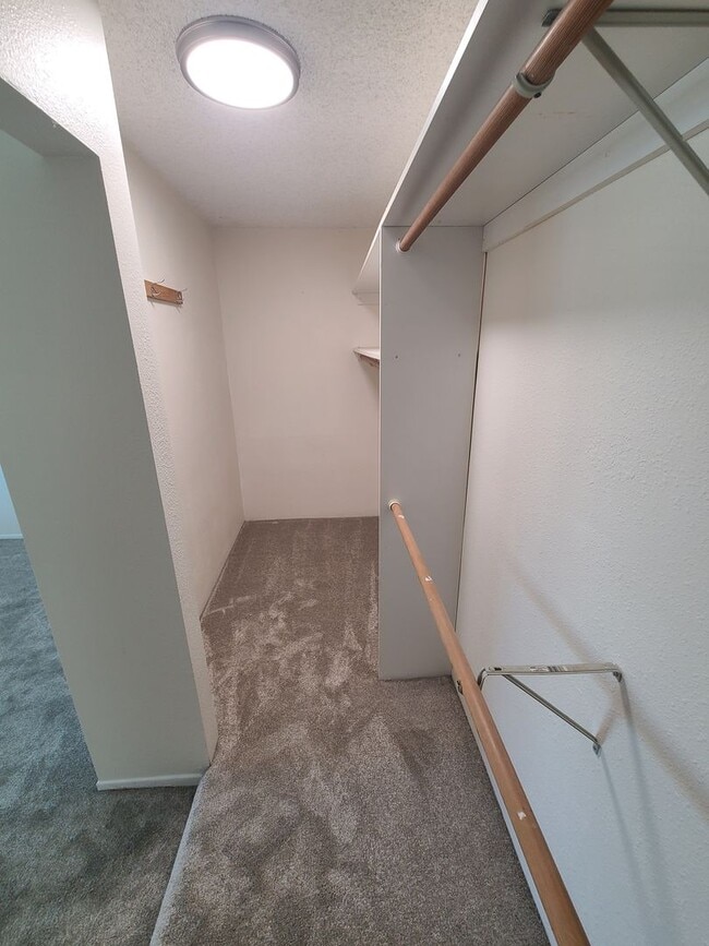 Building Photo - Spacious Two story 3 bed 2.5 baths + 2 car garage in great school district.