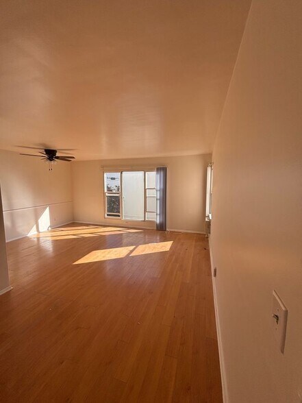 Building Photo - 924 N Ogden Dr