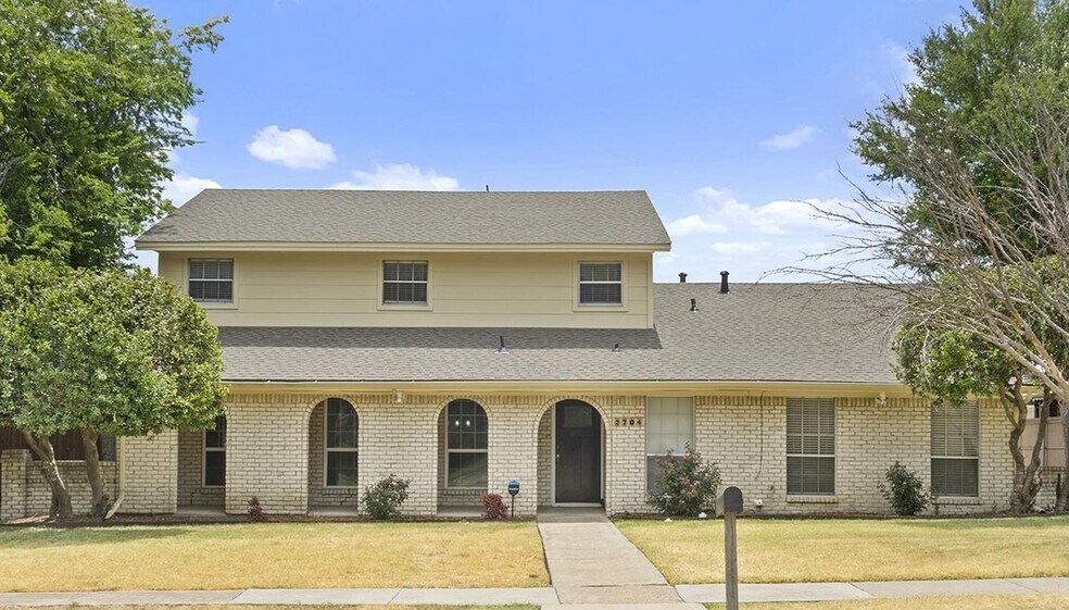 Building Photo - 2704 Regal Rd