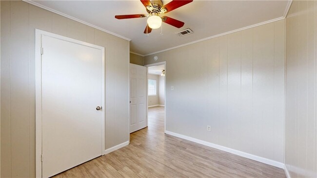 Building Photo - 208 Lynn Dr