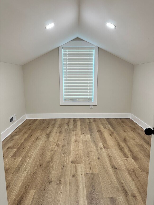 Building Photo - 102 W 15th Ave