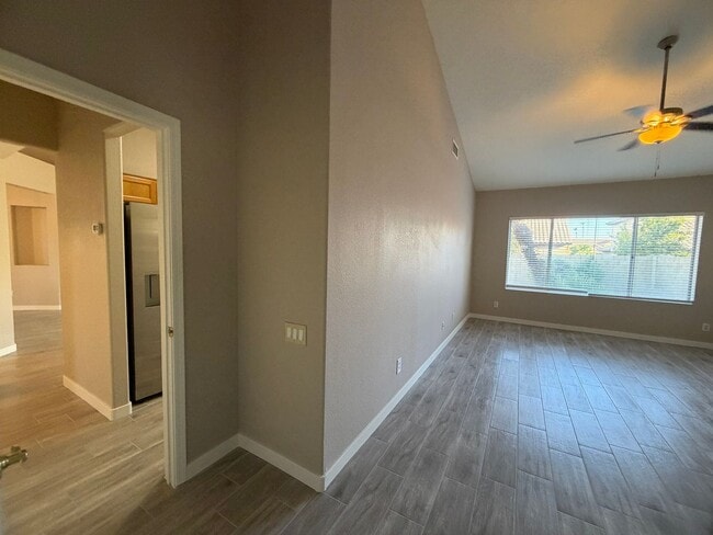 Building Photo - UPDATED BEAUTY IN GARDEN LAKES