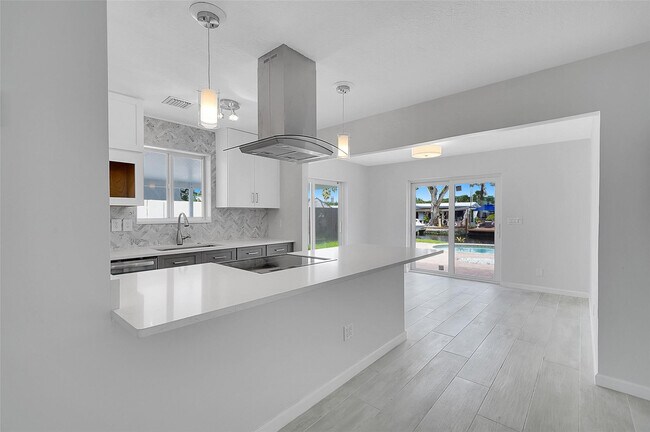 Building Photo - 4710 SW 43rd Ave