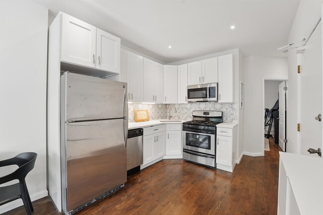 Building Photo - 242 6th St
