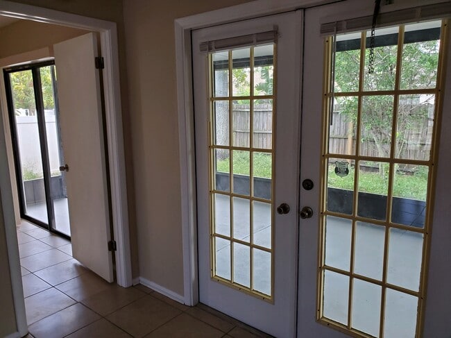 Building Photo - 1038 Begonia Dr