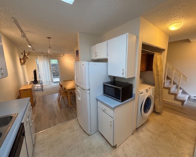 Building Photo - Spacious 3BR Townhome | 50 Yards to Coal Creek Trail!!