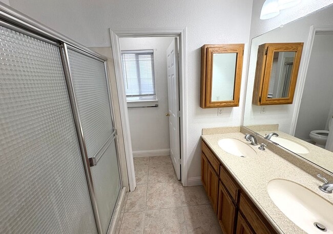 Building Photo - 2 WEEKS FREE RENT December Special Beautiful home in Turlock