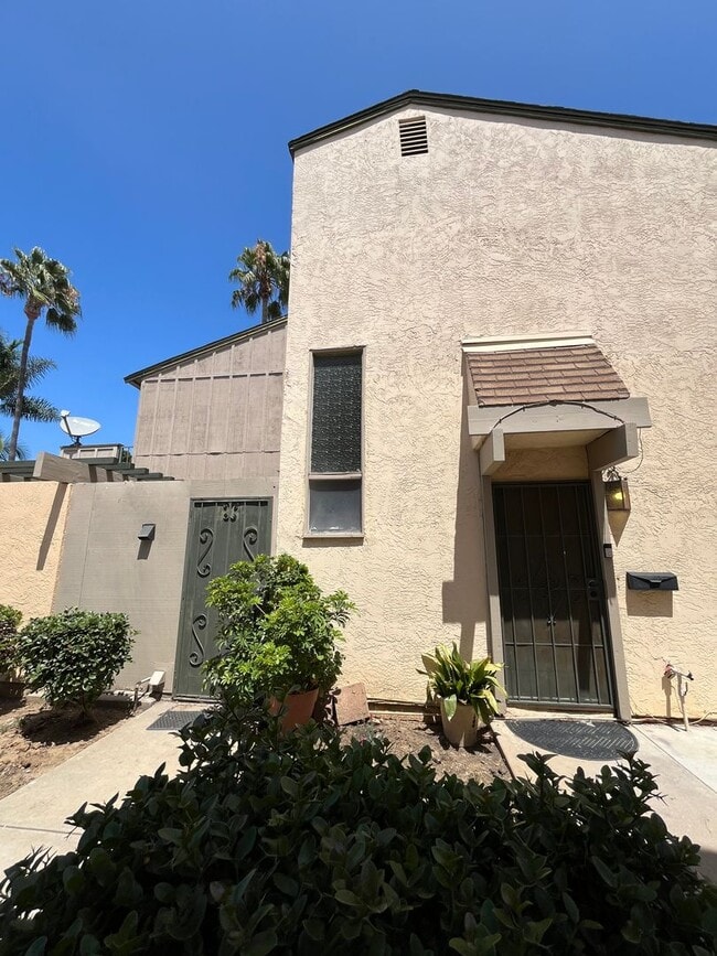 Building Photo - 4BR/2.5BA Two Story Condo Available