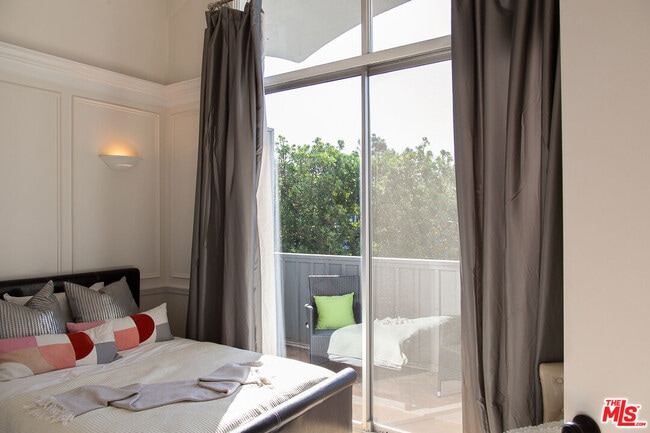 Building Photo - 4804 La Villa Marina