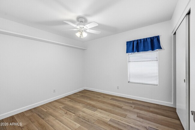 Building Photo - 1142 W Sparrow Dr