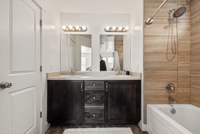 Building Photo - "Spacious 4-Bedroom Townhouse Retreat on S...