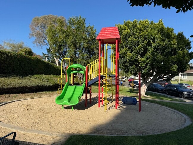 Building Photo - Beautiful & Bright 2Bd/1.5Ba Condo in Miss...