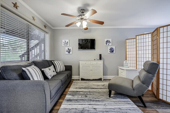 Building Photo - 4114 Holiday Dr