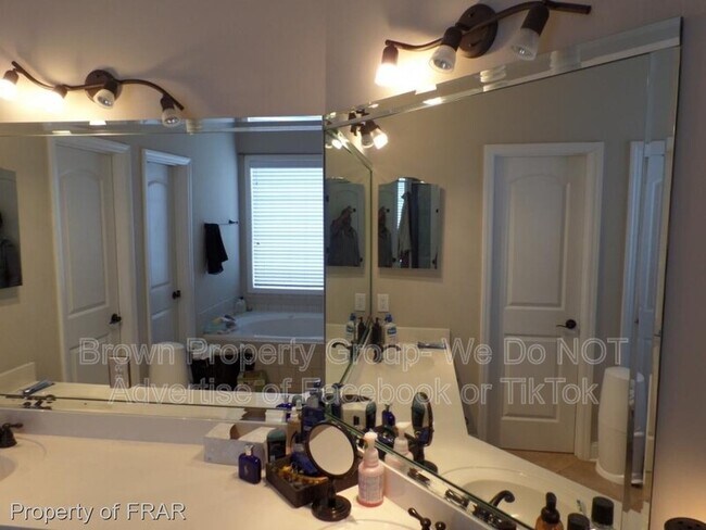 Building Photo - 124 Highgrove Ct