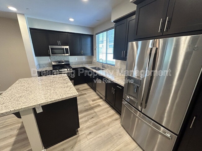 Building Photo - 609 Savi Dr