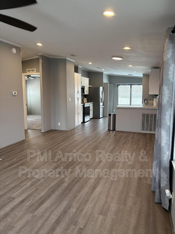 Building Photo - 712 Choo Choo Ln