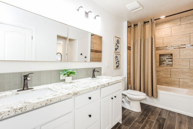 Building Photo - 6 Bed/6 Bathroom house in Riverton