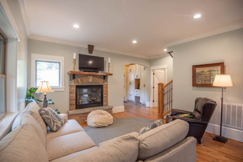 Building Photo - 302 Parkway Dr