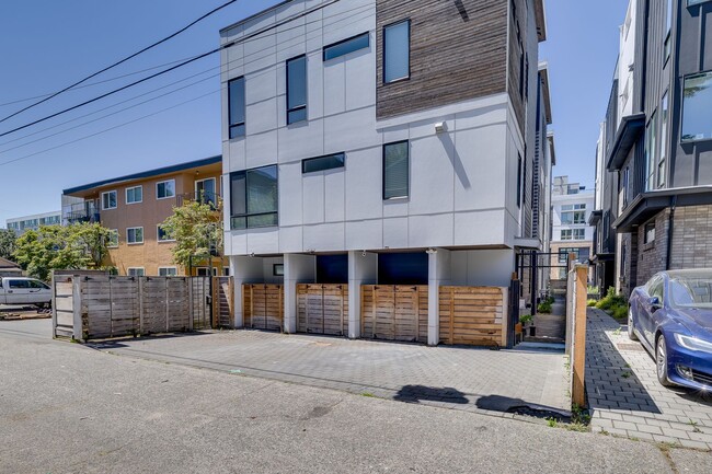 Building Photo - Townhouse in perfect Capitol Hill location!