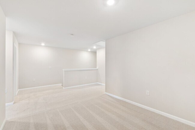 Building Photo - Move-In Ready 4-Bedroom Townhome in Rosedale!